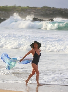 Jane Seymour feet photo thumbnail