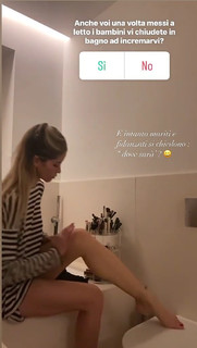 Elena Santarelli feet photo thumbnail