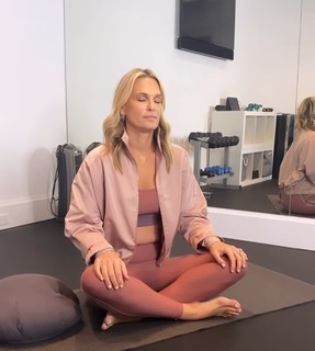Molly Sims feet photo thumbnail