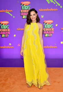 Gal Gadot feet photo thumbnail