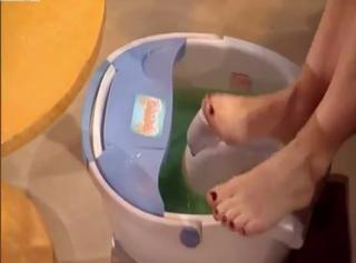 Amanda Holden feet photo thumbnail