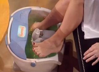 Amanda Holden feet photo thumbnail