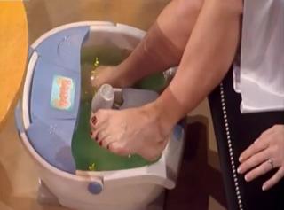 Amanda Holden feet photo thumbnail