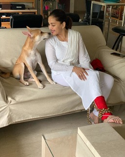 Madhuri Dixit feet photo thumbnail