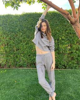 Phoebe Tonkin feet photo thumbnail