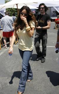 Brooke Burke feet photo thumbnail