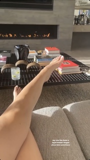 Kylie Jenner feet photo thumbnail