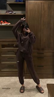 Kendall Jenner feet photo thumbnail