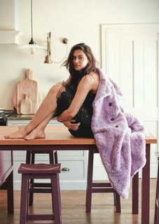 Deepika Padukone feet photo thumbnail