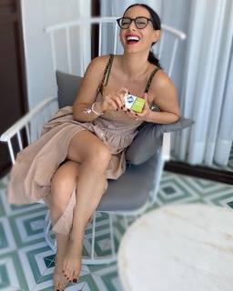 Claudia Lizaldi feet photo thumbnail