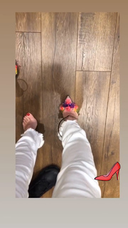 Angela Kinsey feet photo thumbnail