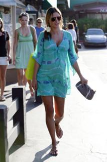 Alessandra Ambrosio feet photo thumbnail