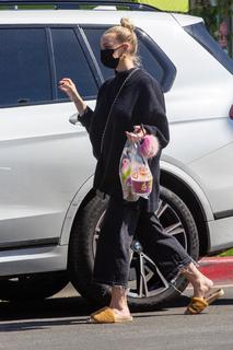 Ashlee Simpson feet photo thumbnail