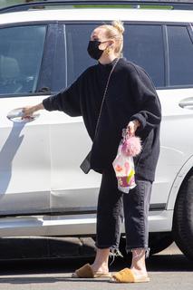 Ashlee Simpson feet photo thumbnail