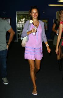 Alessandra Ambrosio feet photo thumbnail