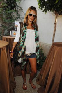 Alessandra Ambrosio feet photo thumbnail