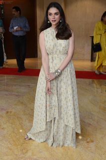 Aditi Rao Hydari feet photo thumbnail
