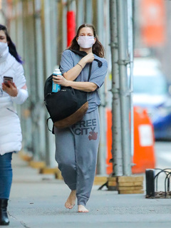 Drew Barrymore feet photo thumbnail