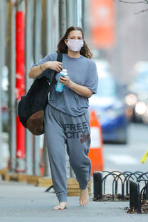 Drew Barrymore feet photo thumbnail