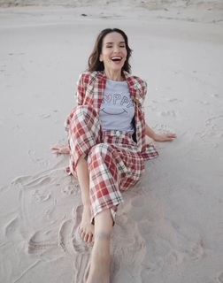 Natalia Oreiro feet photo thumbnail