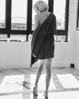 Katie Cassidy feet photo thumbnail