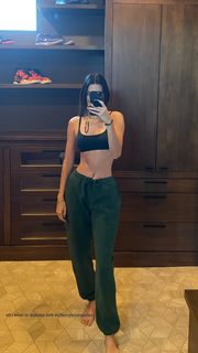 Kendall Jenner feet photo thumbnail