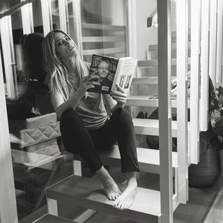 Elena Santarelli feet photo thumbnail