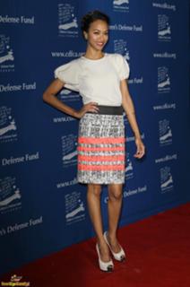 Zoe Saldana feet photo thumbnail