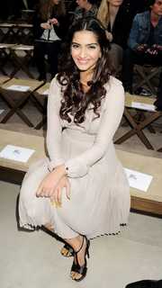 Sonam Kapoor feet photo thumbnail