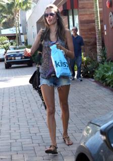 Alessandra Ambrosio feet photo thumbnail
