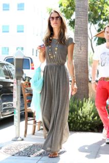 Alessandra Ambrosio feet photo thumbnail