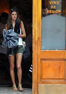 Alessandra Ambrosio feet photo thumbnail
