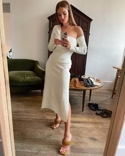 Rosie Huntington-Whiteley feet photo thumbnail
