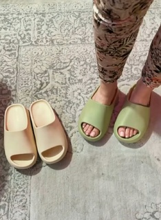 Athina Oikonomakou feet photo thumbnail