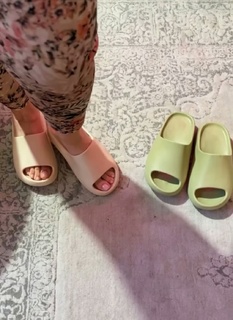 Athina Oikonomakou feet photo thumbnail