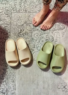 Athina Oikonomakou feet photo thumbnail