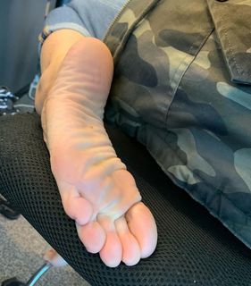 Kyle Unfug feet photo thumbnail