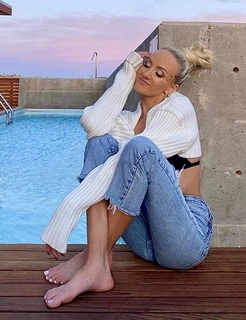 Nastia Liukin feet photo thumbnail