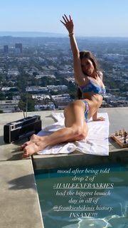 Hailee Steinfeld feet photo thumbnail