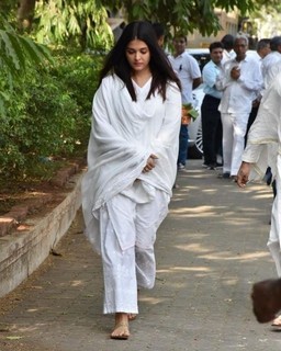 Aishwarya Rai Bachchan feet photo thumbnail
