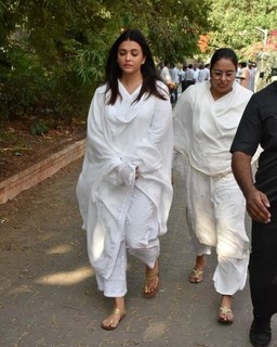 Aishwarya Rai Bachchan feet photo thumbnail
