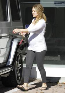 Hilary Duff feet photo thumbnail