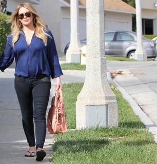 Hilary Duff feet photo thumbnail
