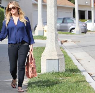Hilary Duff feet photo thumbnail