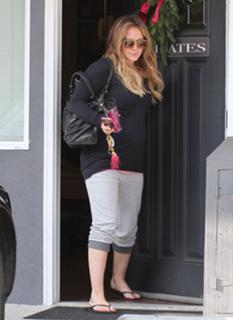 Hilary Duff feet photo thumbnail