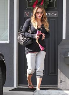 Hilary Duff feet photo thumbnail