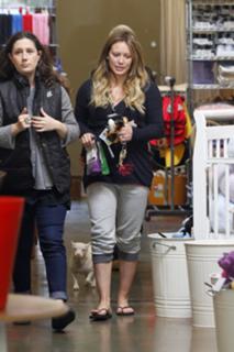 Hilary Duff feet photo thumbnail