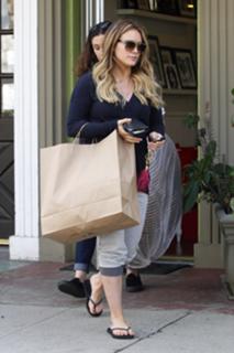 Hilary Duff feet photo thumbnail