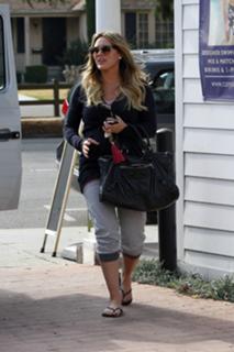 Hilary Duff feet photo thumbnail