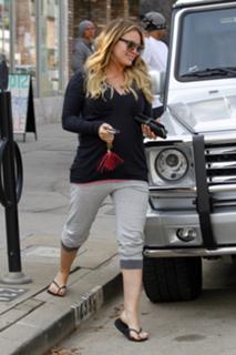 Hilary Duff feet photo thumbnail